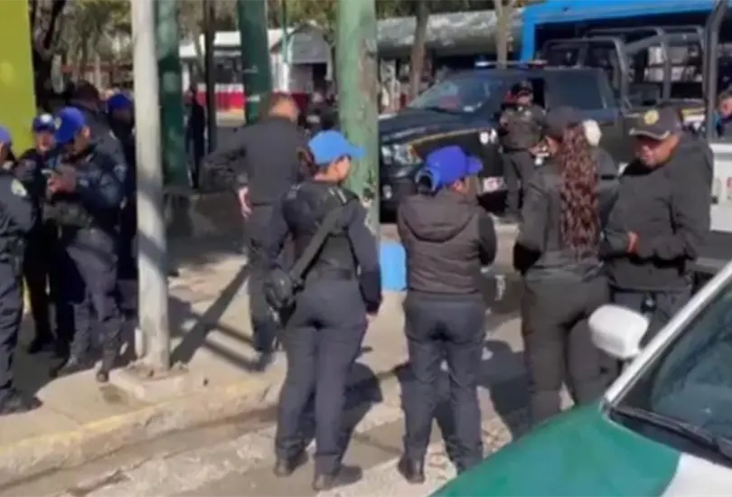 El ataque se registró a la altura de Eje 3 Sur Añil, en Iztacalco, lo que provocó una fuerte movilización policiaca y el cierre parcial de la circulación. El ataque se registró a la altura de Eje 3 Sur Añil, en Iztacalco, lo que provocó una fuerte movilización policiaca y el cierre parcial de la circulación.