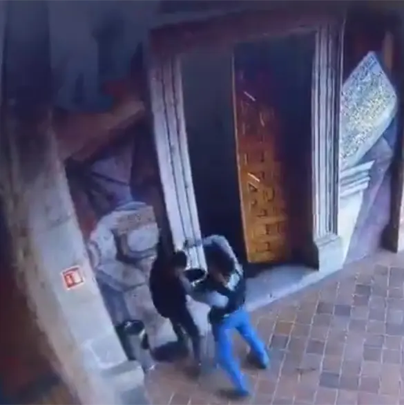 Revelan video de presunta tortura contra manifestante que protestó por muerte de Manzo; la habría cometido un escolta Revelan video de presunta tortura contra manifestante que protestó por muerte de Manzo; la habría cometido un escolta