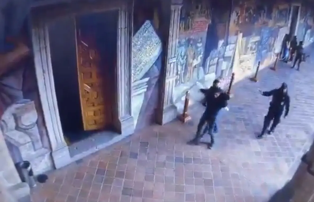 El video, de aproximadamente 45 segundos, muestra a Raúl Meza con los brazos cruzados sobre la cabeza mientras es escoltado por un elemento de la SSP por uno de los corredores del Palacio de Gobierno. Captura de pantalla.