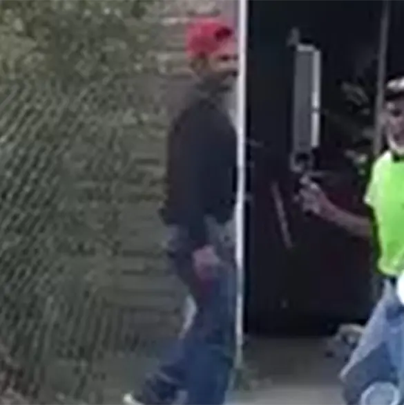 Golpean a abuelito en situaci&oacute;n de calle para grabarlo y subirlo a redes en Aguascalientes