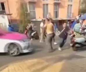 Taxista atropella a cuatro vecinos tras disputa por instalaci&oacute;n el&eacute;ctrica irregular en Venustiano Carranza