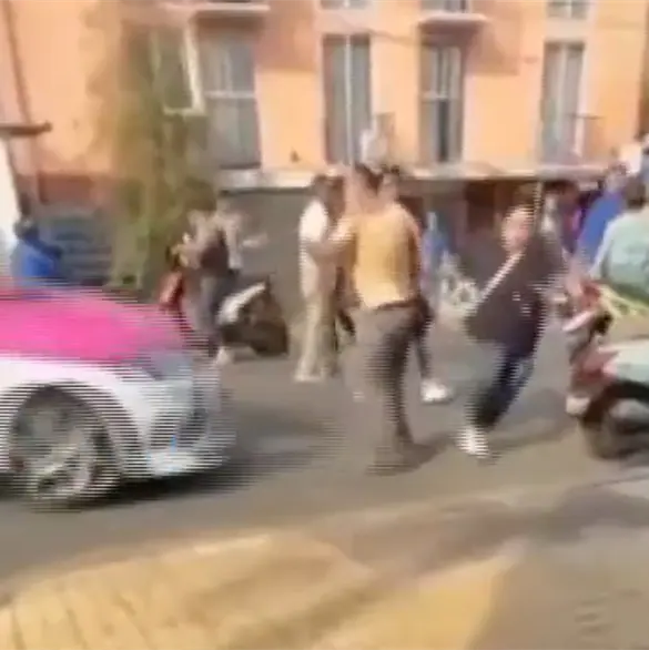 Taxista atropella a cuatro vecinos tras disputa por instalaci&oacute;n el&eacute;ctrica irregular en Venustiano Carranza