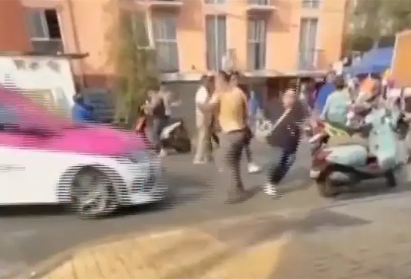 Taxista atropella a cuatro vecinos tras disputa por instalaci&oacute;n el&eacute;ctrica irregular en Venustiano Carranza