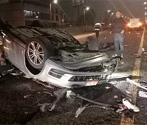 Auto vuelca en el segundo piso del Perif&eacute;rico; hay varios lesionados
