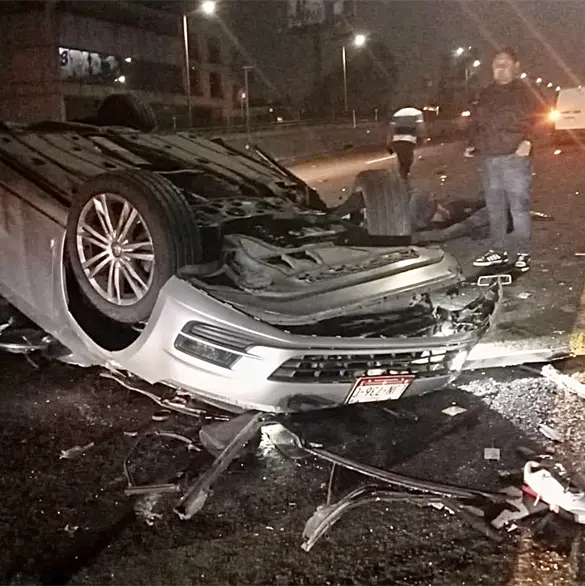 Auto vuelca en el segundo piso del Perif&eacute;rico; hay varios lesionados