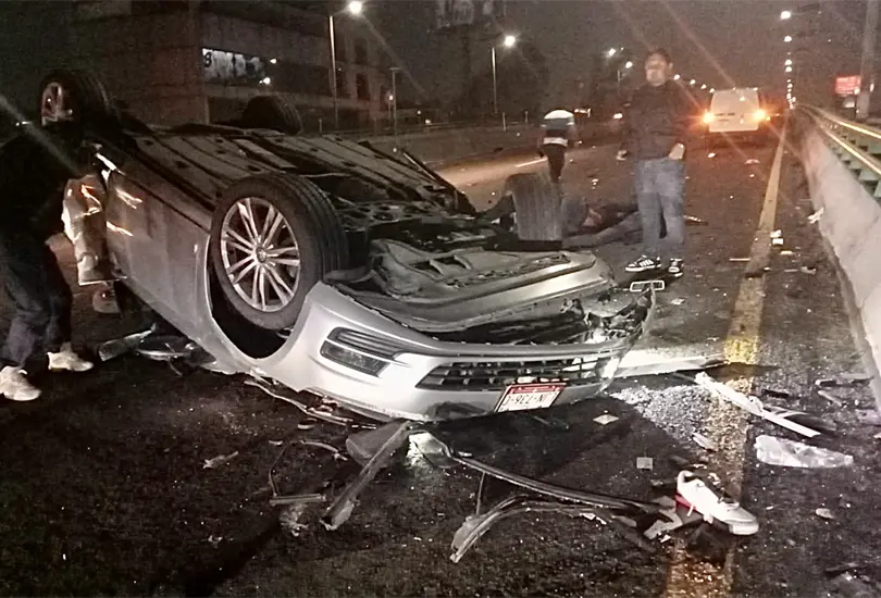 Auto vuelca en el segundo piso del Perif&eacute;rico; hay varios lesionados