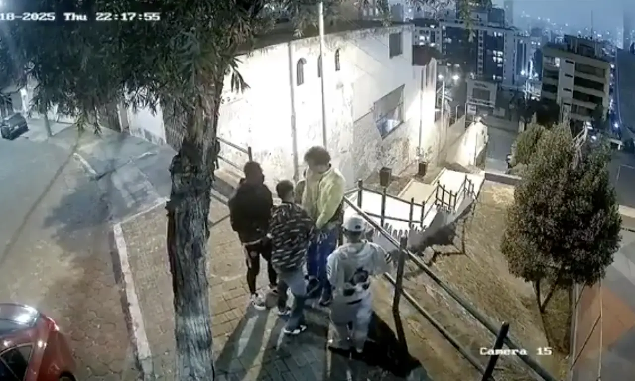  Asalto múltiple en segundos: cuatro sujetos roban a un hombre | VIDEO 