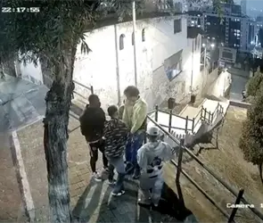 Asalto m&uacute;ltiple en segundos: cuatro sujetos roban a un hombre | VIDEO