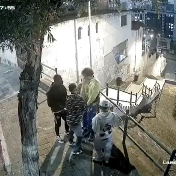 Asalto m&uacute;ltiple en segundos: cuatro sujetos roban a un hombre | VIDEO