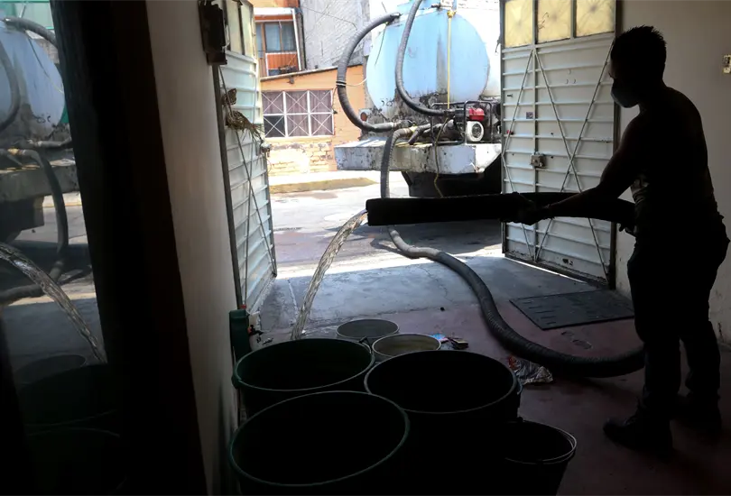 La &eacute;lite pol&iacute;tica y el agua: 31 funcionarios tienen el control de las concesiones equivalentes a 2 mil albercas ol&iacute;mpicas