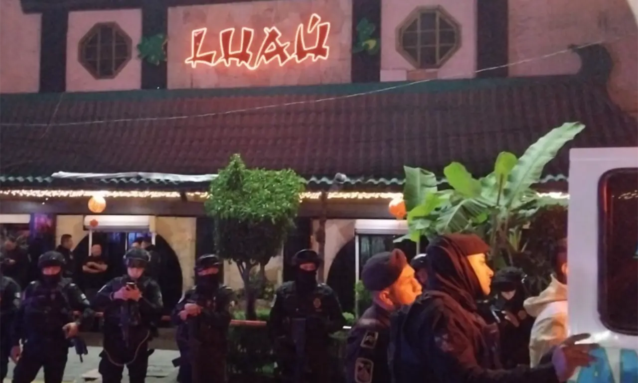  Aunque la pareja de la víctima aseguró que se llamaba Óscar Ruiz, “hay indicios de que en realidad es Óscar Medina, un narco por el que EEUU ofrece 4 mdd”. 