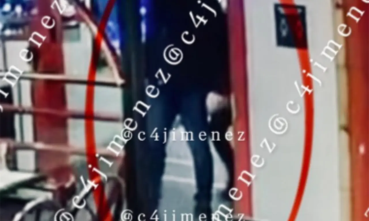  De acuerdo con la información compartida, el atacante fingió ser un cliente del establecimiento antes de abrir fuego. 