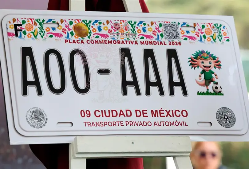 Se trata de una edición limitada de 60 mil placas en colores blanco, negro y amarillo.