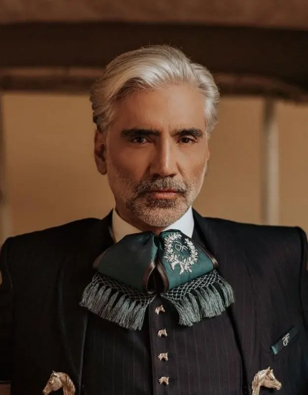 Estudió Arquitectura en la Universidad del Valle de Atemajac, antes de decidirse a ser cantante.