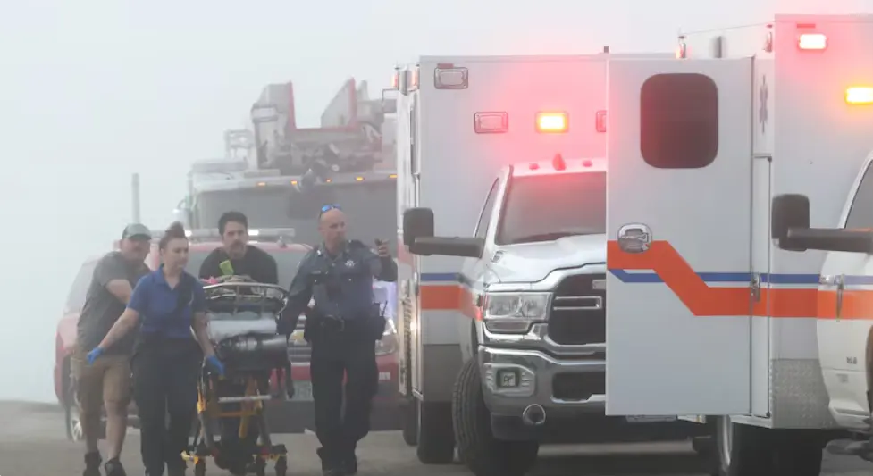 Personal de emergencias traslada una víctima de un accidente de avioneta en Galveston, Texas, este lunes. Especial