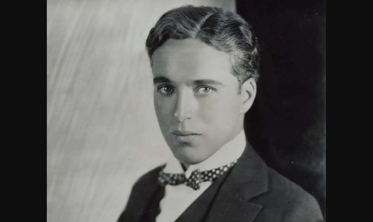 Fue un famoso actor, director y comediante británico, ícono del cine mudo. Murió de un accidente cerebrovascular mientras dormía en su casa en Suiza el 25 de diciembre de 1977 a la edad de 88 años.<br>