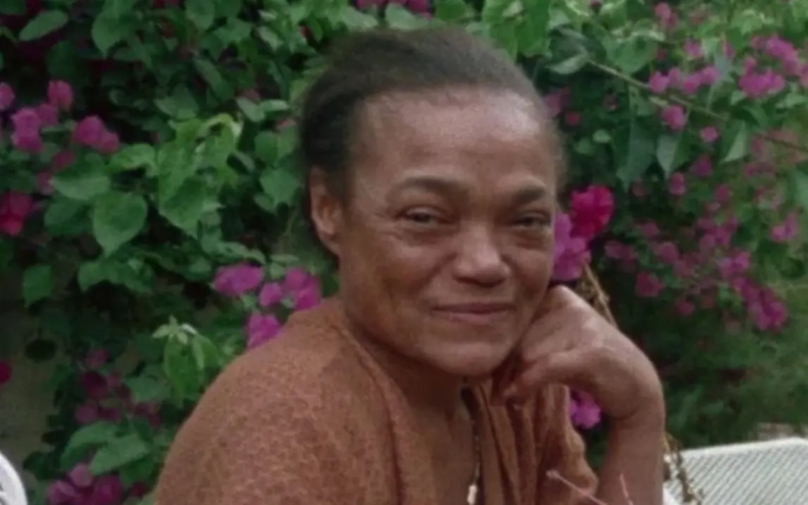 Fue una actriz y cantante, famosa por su papel de 'Catwoman' y el clásico 'Santa Baby'. Falleció de cáncer de colon en su casa en Connecticut el 25 de diciembre de 2008 a la edad de 81 años.