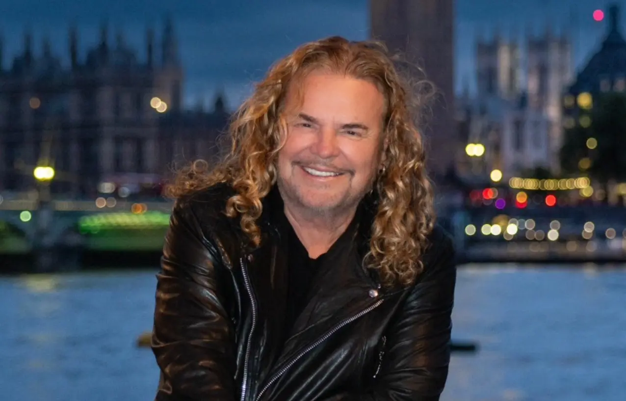 El cantante estudió la carrera de Comunicación en la Universidad del Valle de Atemajac, en Guadalajara.