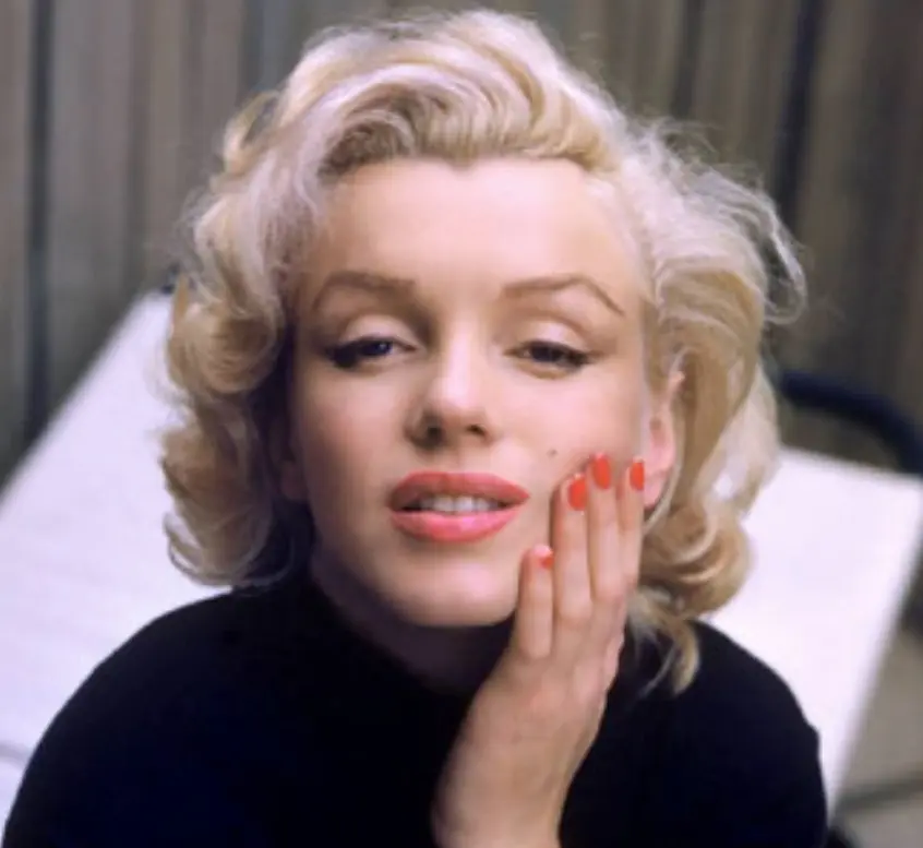 Falleció el 4 de agosto de 1962, a los 36 años. Su muerte continúa siendo un misterio, pero de manera oficial se dio a conocer que fue porque tomó 40 pastillas para dormir.