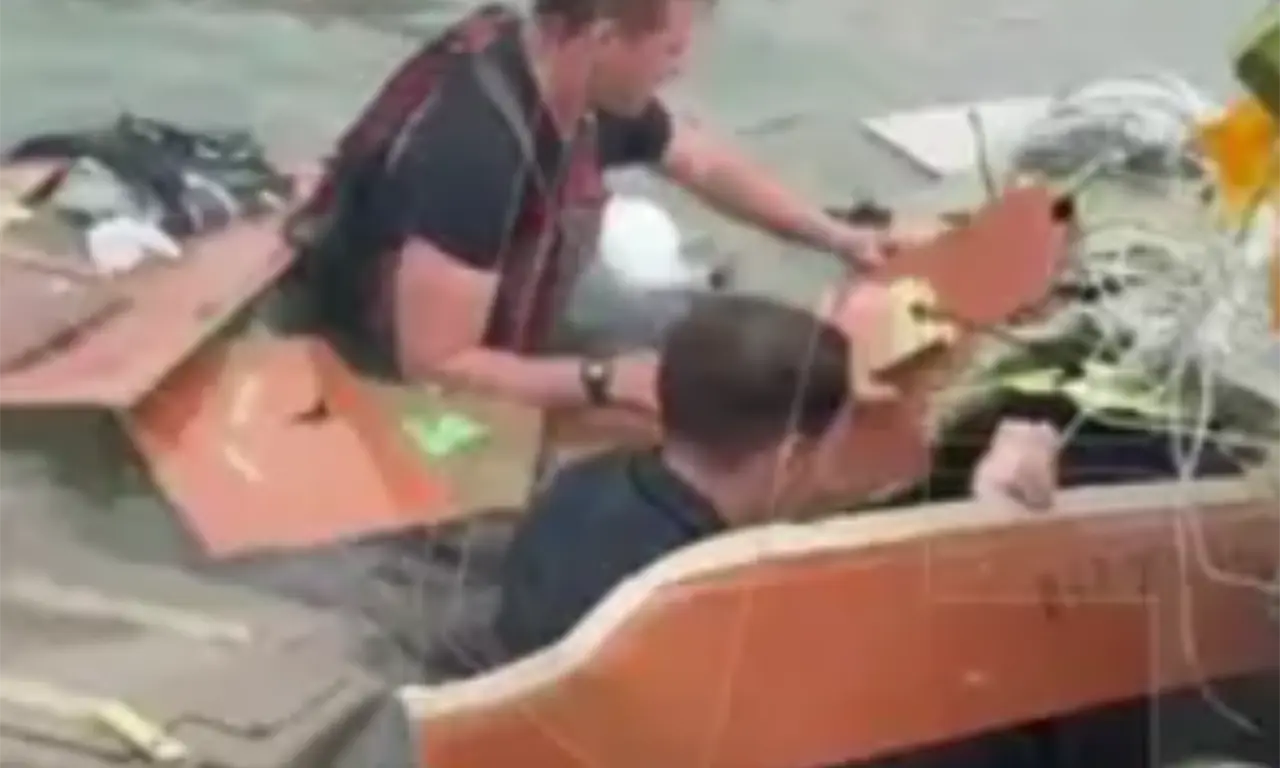  Un hombre pescaba con su hijo cuando escucharon el impacto del avión contra el agua y se dirigieron hacia el sitio del accidente. 