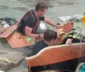Momento exacto en que pescador rescat&oacute; a sobreviviente del avi&oacute;n de la Marina que se desplom&oacute;