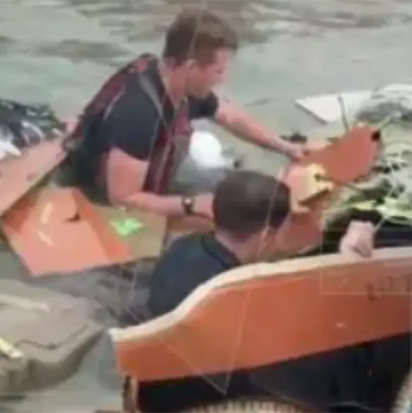 Momento exacto en que pescador rescat&oacute; a sobreviviente del avi&oacute;n de la Marina que se desplom&oacute;