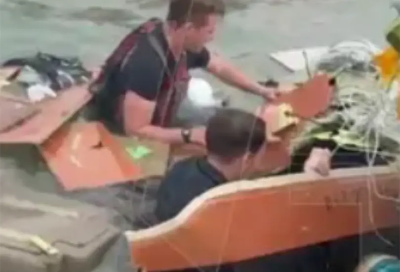 Un hombre pescaba con su hijo cuando escucharon el impacto del avi&oacute;n contra el agua y se dirigieron hacia el sitio del accidente.