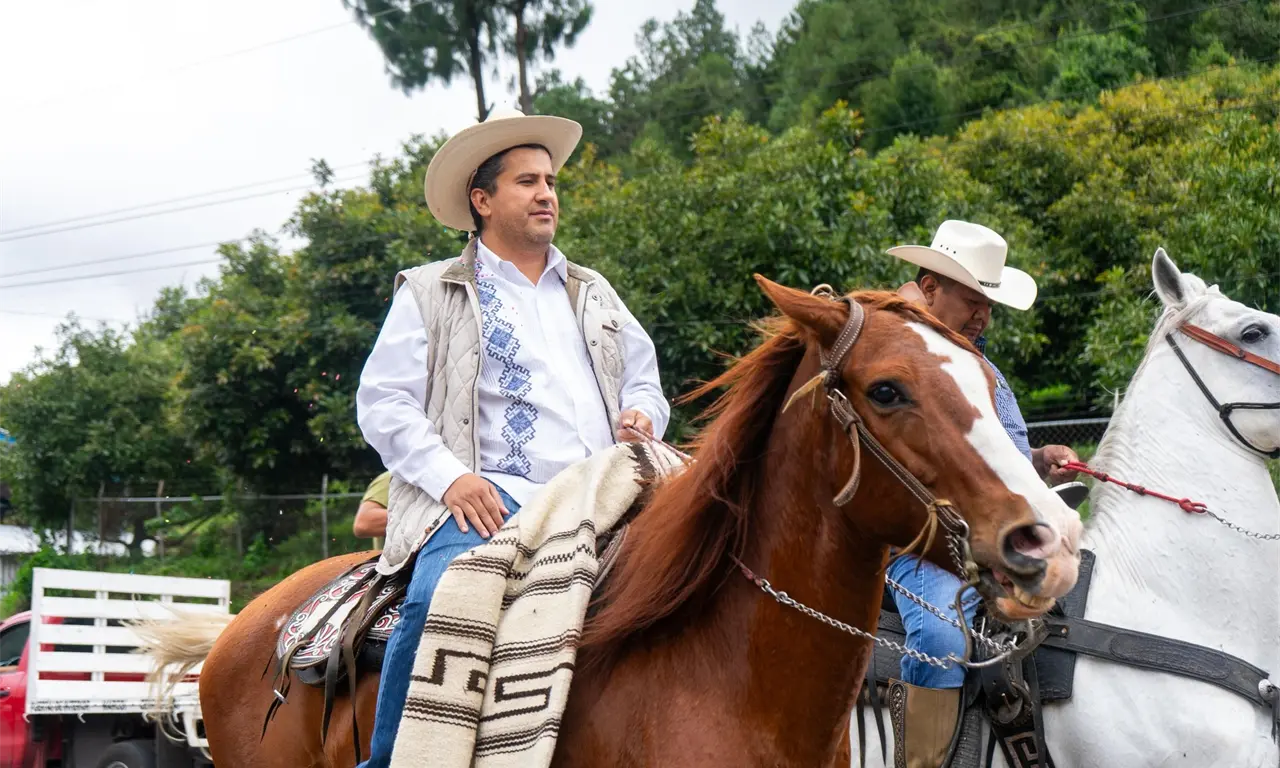  Carlos Manzo creó el Movimiento del Sombrero. 