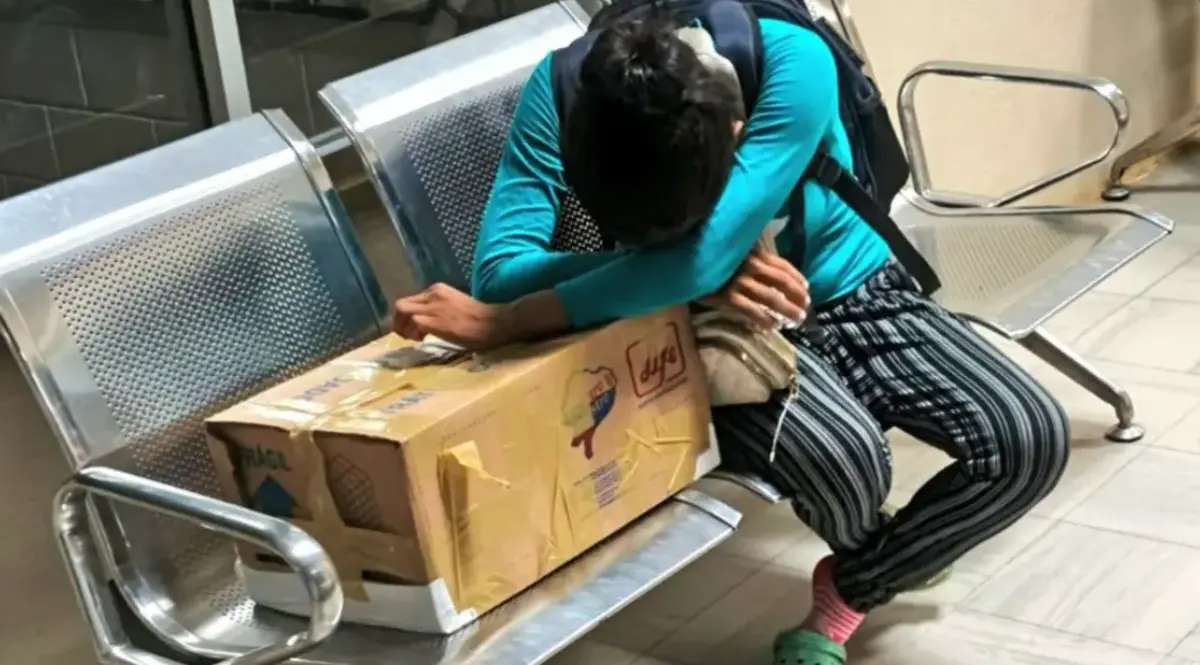  Una mamá sin oportunidad de comprar un ataúd, recibió el cuerpo sin vida de su bebé en una caja de cartón. 