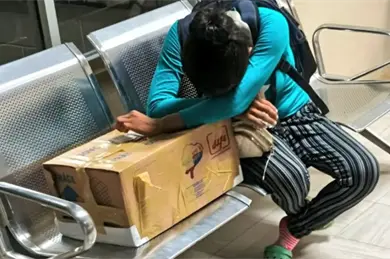 Madre recibe a su beb&eacute; muerto en una caja de cart&oacute;n