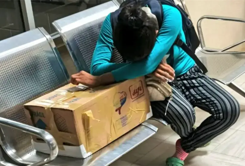 Una mam&aacute; sin oportunidad de comprar un ata&uacute;d, recibi&oacute; el cuerpo sin vida de su beb&eacute; en una caja de cart&oacute;n.