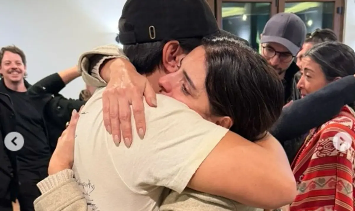  Aislinn Derbez en el funeral de su madre 