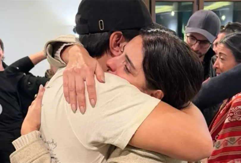 Aislinn Derbez en el funeral de su madre