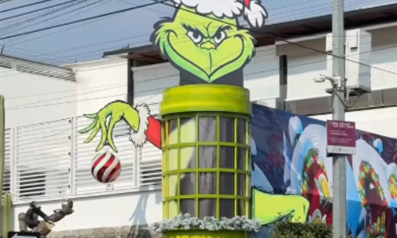  Quienes acuden al lugar pueden caminar entre árboles de Navidad, bastones de caramelo gigantes, luces, regalos y estructuras que evocan el Monte Crumpit. 