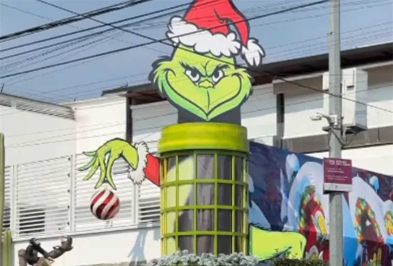 Quienes acuden al lugar pueden caminar entre &aacute;rboles de Navidad, bastones de caramelo gigantes, luces, regalos y estructuras que evocan el Monte Crumpit.