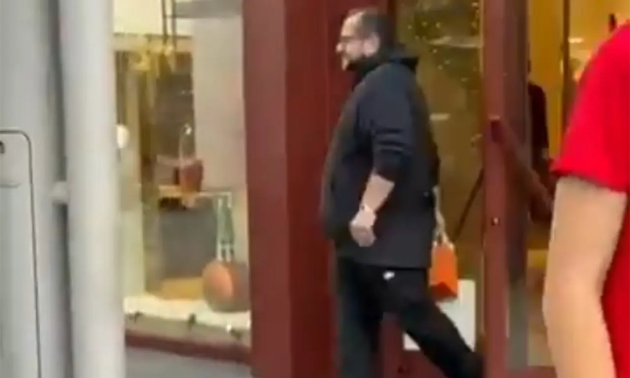  En el video se le observa portando varias bolsas de compras, entre ellas una de la casa francesa Hermès.
 