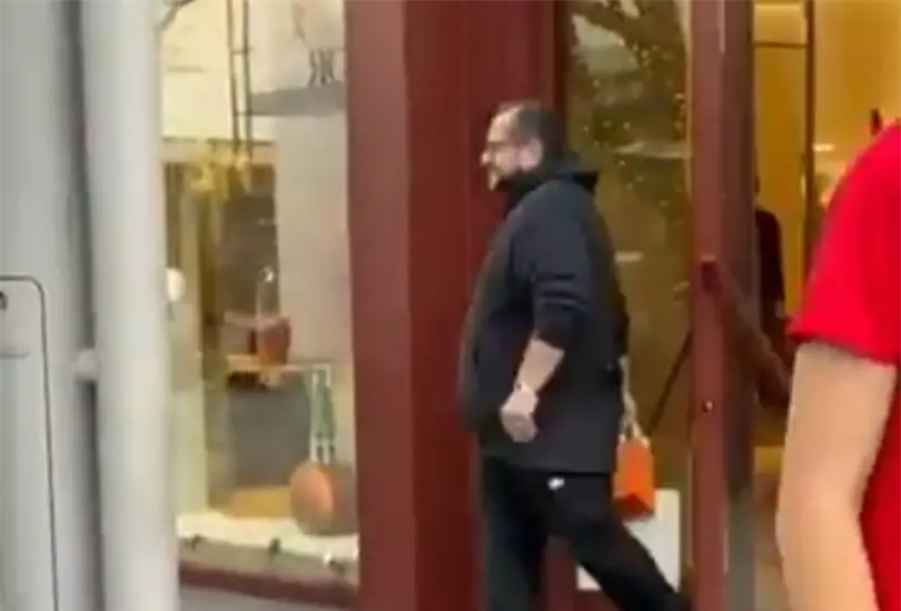 En el video se le observa portando varias bolsas de compras, entre ellas una de la casa francesa Herm&egrave;s.