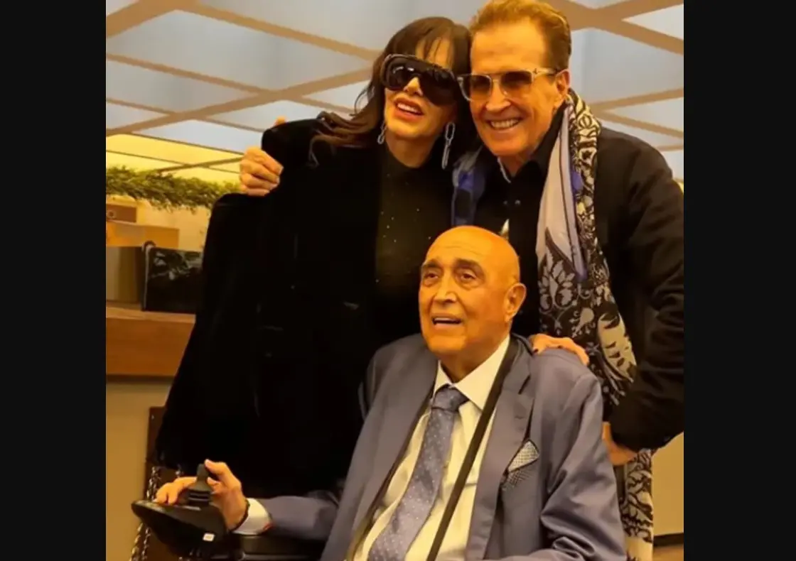 Ha tenido un deterioro r&aacute;pido, presenta problemas para respirar y comunicarse. Recientemente le rindieron un homenaje por su trayectoria y utiliz&oacute; un dispositivo de IA para dar un discurso.