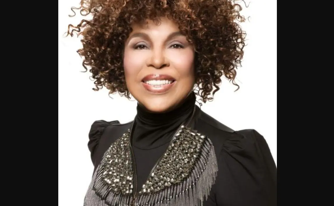 Fue una famosa cantante estadounidense de jazz y soul. En 2022 fue diagnosticada con ELA, enfermedad que le provoc&oacute; dificultad para cantar y hablar, por lo que se retir&oacute; de los escenarios.