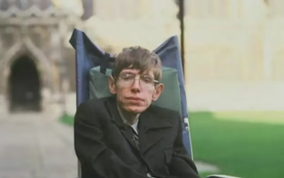 Fue un f&iacute;sico te&oacute;rico brit&aacute;nico, considerado uno de los cient&iacute;ficos m&aacute;s influyentes del siglo XX, y su historia viviendo con la ELA fue llevada al cine en 2014