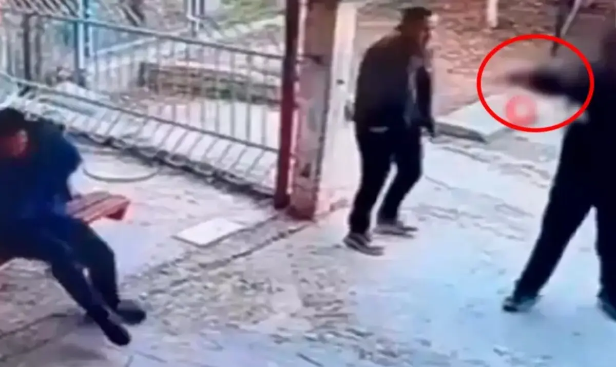  El caso ocurrió en Mersin, Turquía, y generó indignación en redes por la violencia dentro de un plantel escolar. 