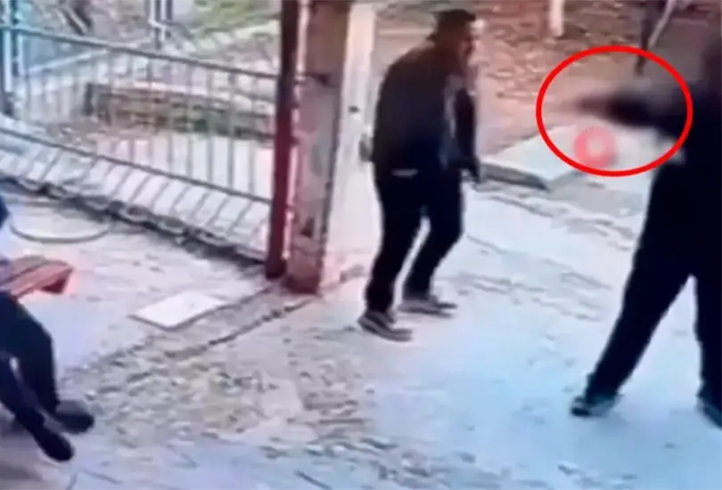 El caso ocurri&oacute; en Mersin, Turqu&iacute;a, y gener&oacute; indignaci&oacute;n en redes por la violencia dentro de un plantel escolar.