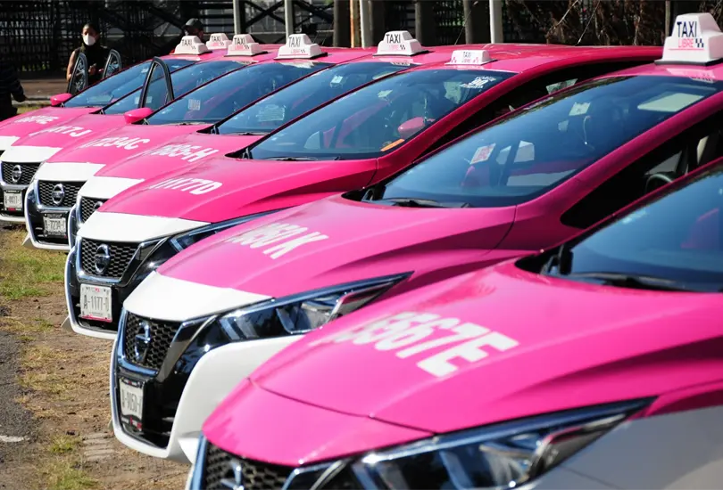 Así operan los taxistas que inflan cobros con terminal bancaria