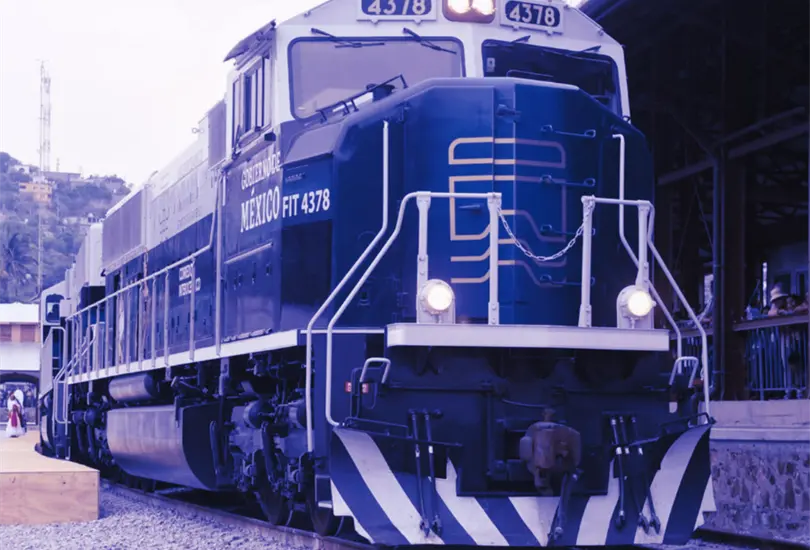 Concebido como un eje clave para el desarrollo del sureste mexicano, su operaci&oacute;n tambi&eacute;n ha estado acompa&ntilde;ada por incidentes que han puesto a prueba los protocolos de seguridad, la coordinaci&oacute;n institucional y la capacidad de respuesta ante emergencias.