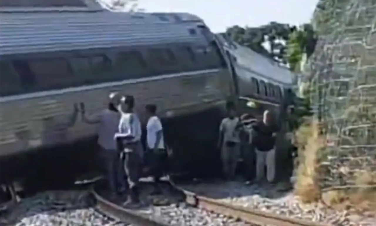  En el video se observa cómo sus familiares lograron sobrevivir tras el accidente debido a que abordaron el último vagón. 