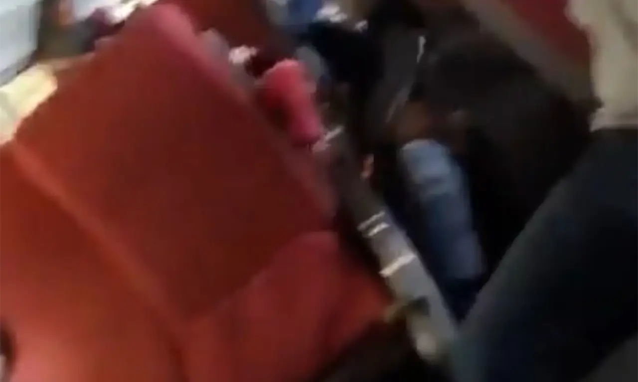  Asientos desplazados, equipaje esparcido y pasajeros tendidos en el suelo reflejan la magnitud del descarrilamiento. 