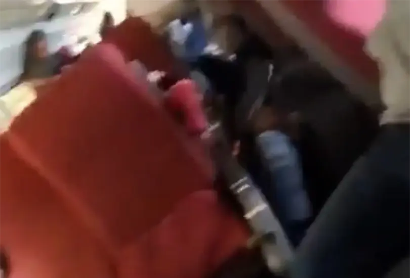 Asientos desplazados, equipaje esparcido y pasajeros tendidos en el suelo reflejan la magnitud del descarrilamiento.