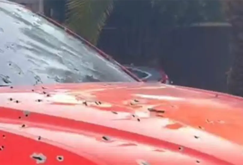 Autos de alta gama con m&uacute;ltiples impactos de bala.