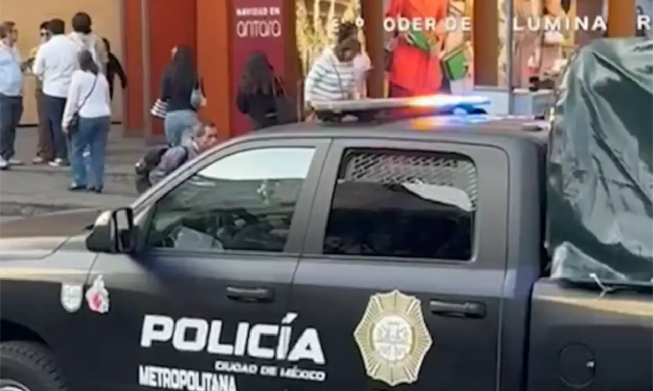  Las autoridades desplegaron un operativo y buscan al agresor que habría huido hacia el centro comercial Antara. 