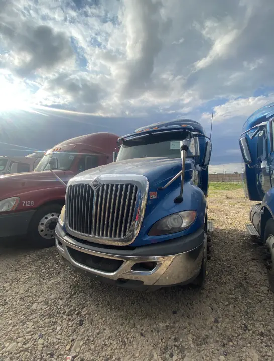 La flota de la empresa creció con los años hasta sumar decenas de tractocamiones. Facebook.